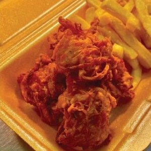 Hamraz onion bhaji box with chips